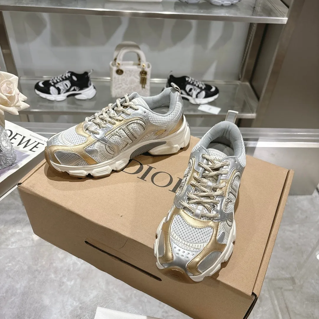 👟👟Ex-factory price 560👟👟 This Dior Chrono sneaker is a new product of the 2024 autumn ready-to-wear series, reinterpreting running shoes with Dior's high-end style. White mesh fabric is paired with nude and silver-toned laminated leather-effect panels, as well as CD logos on the sides, a star patch on the tongue and a Dior logo on the heel. Featuring tri-color laces, a lightweight sole and star embellishments for a casual look all year round. ✅Size: 35-40 ✅Packaging: With counter packaging and Dior outer box